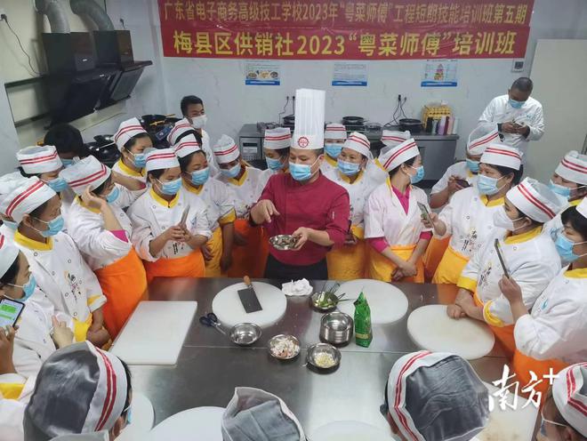 必威 betway必威50名学员集中“充电”！梅县区供销社“粤菜（客家菜）师傅”技能培训班开班(图1)