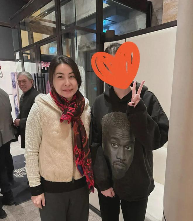 郭晶晶伦敦粤菜馆被偶遇中国胃本色不改霍震霆随儿子一家过年必威 必威betway(图1)