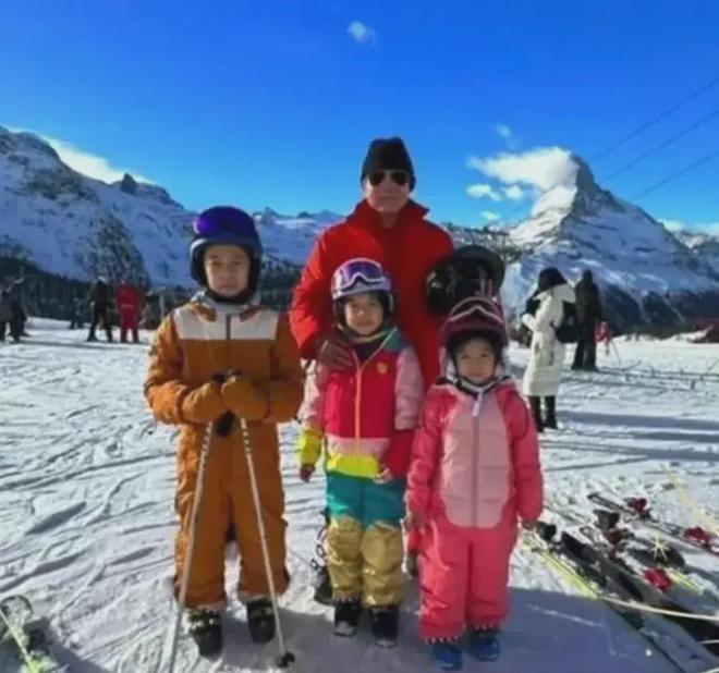 郭晶晶伦敦粤菜馆被偶遇中国胃本色不改霍震霆随儿子一家过年必威 必威betway(图3)