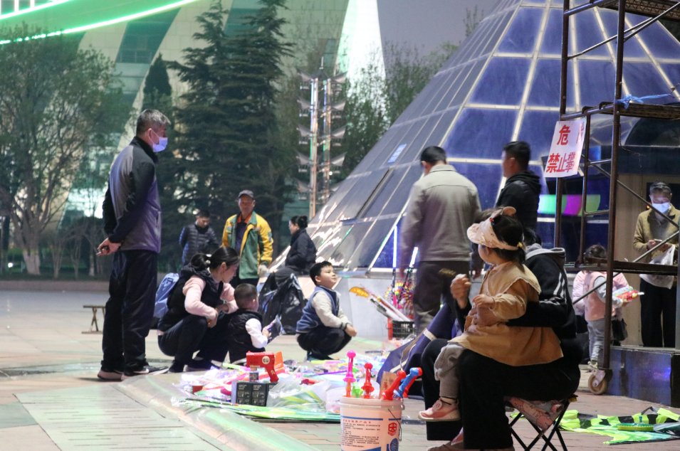 赏花季潍坊市人民广场上设百余临时小商品摊位必威 必威betway(图1)