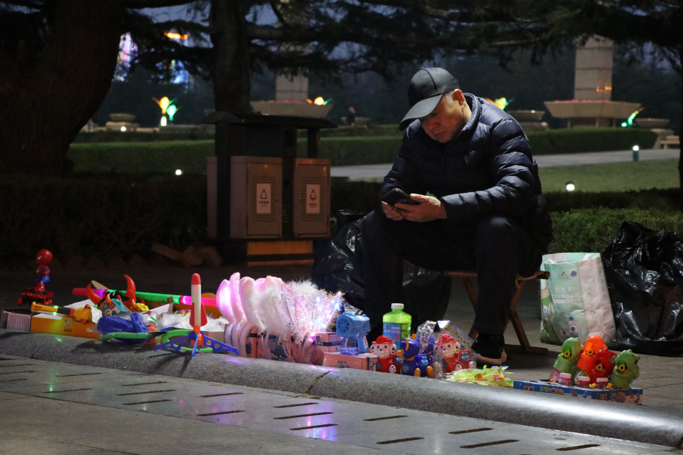 赏花季潍坊市人民广场上设百余临时小商品摊位必威 必威betway(图2)