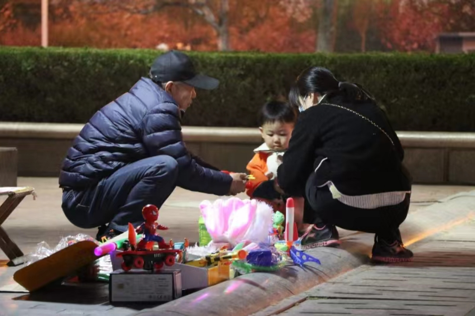 赏花季潍坊市人民广场上设百余临时小商品摊位必威 必威betway(图4)