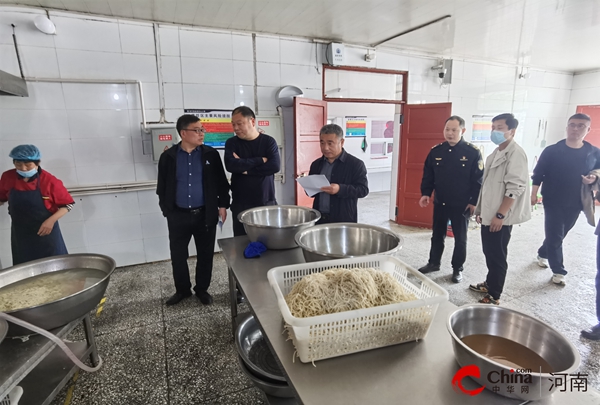 必威 必威betway西平县市场监督管理局领导到盆尧中心小学检查食品安全工作(图1)