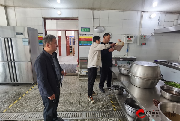 必威 必威betway西平县市场监督管理局领导到盆尧中心小学检查食品安全工作(图2)