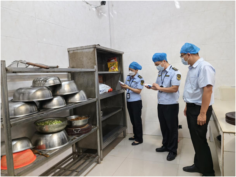 必威 必威betway广西天等：上好食品安全第一课筑牢校园食品安全“防护网”(图2)