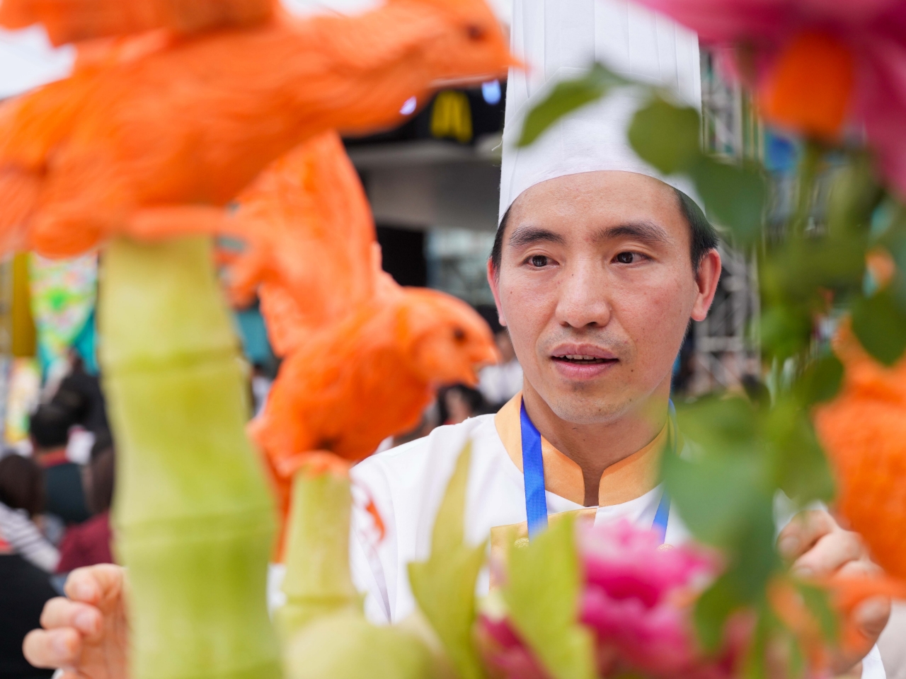 广州越秀：果蔬变“花鸟”！粤菜大厨秀出精必威 必威betway湛雕刻技艺(图3)
