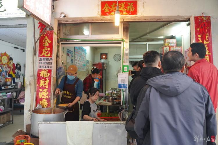忍不住问：“怎么样不臭吧？必威 betway必威”柳州螺狮粉不想以“臭”出圈(图2)