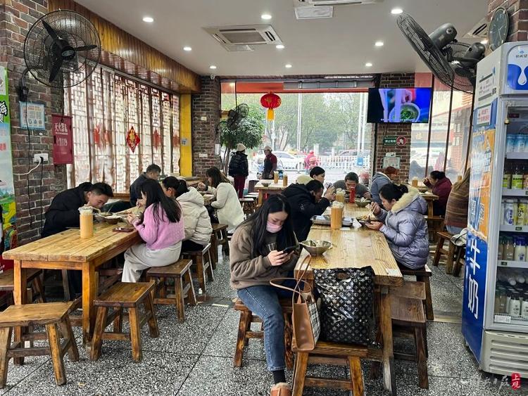 忍不住问：“怎么样不臭吧？必威 betway必威”柳州螺狮粉不想以“臭”出圈(图4)