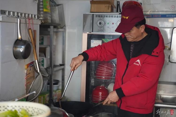 忍不住问：“怎么样不臭吧？必威 betway必威”柳州螺狮粉不想以“臭”出圈(图8)