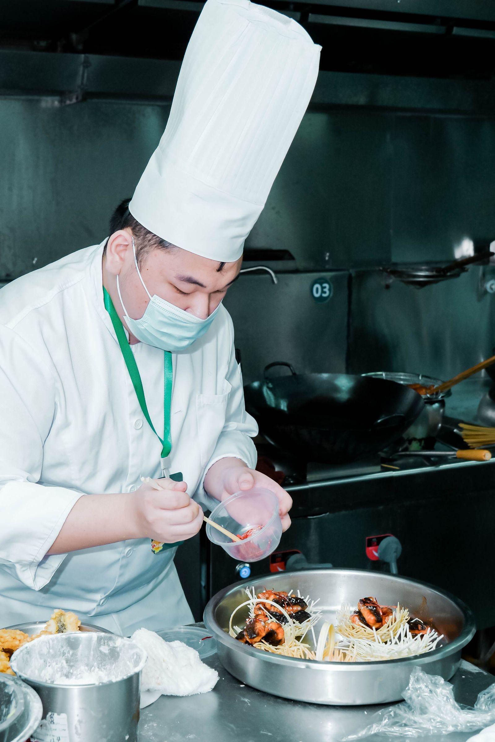 广州“青年粤菜师傅”同台比厨艺、拼创意预制菜赛道新品频出必威 betway必威(图1)