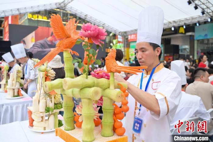 必威 betway必威紫薯成“月季”、豆腐雕“芍药”：粤菜师傅一刀一划呈现“百花宴”(图1)