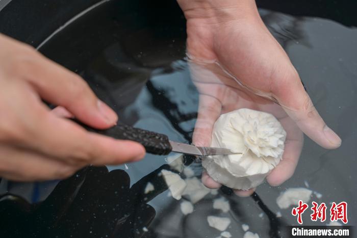必威 betway必威紫薯成“月季”、豆腐雕“芍药”：粤菜师傅一刀一划呈现“百花宴”(图2)