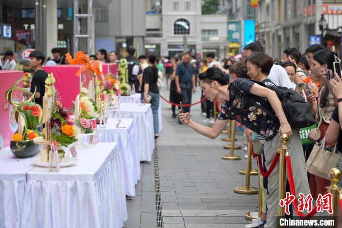 必威 betway必威紫薯成“月季”、豆腐雕“芍药”：粤菜师傅一刀一划呈现“百花宴”(图3)
