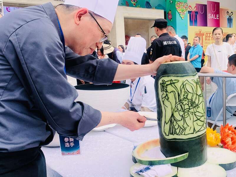必威 必威betway粤菜师傅“百花宴”上比拼雕刻果蔬(图1)