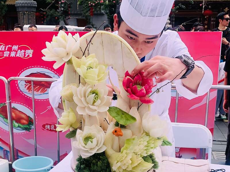 必威 必威betway粤菜师傅“百花宴”上比拼雕刻果蔬(图2)