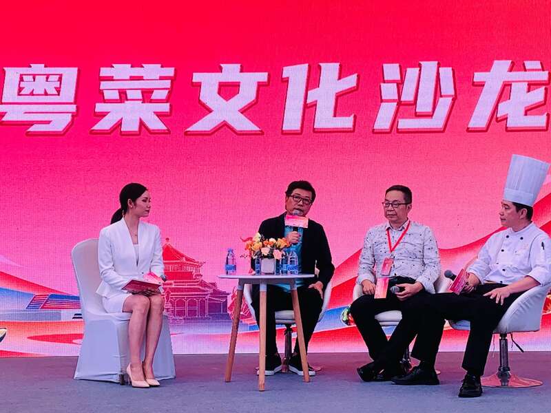 必威 必威betway粤菜师傅“百花宴”上比拼雕刻果蔬(图4)