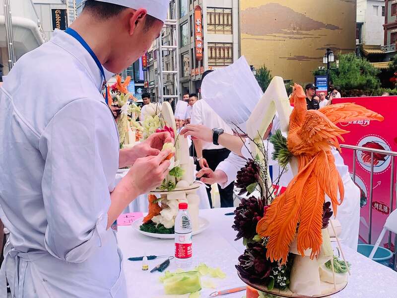 必威 必威betway粤菜师傅“百花宴”上比拼雕刻果蔬(图3)