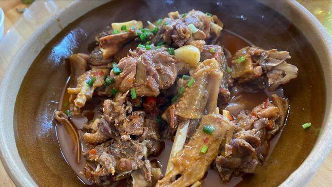 红烧鹅、口味鳝鱼、萝卜汤长沙河西农家乐真的超下饭！必威 betway必威(图1)