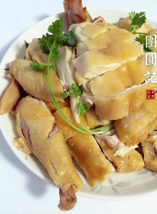 粤菜师傅：白切鸡还得跟我学温水煮凉水冲做对了皮弹肉嫩必威 betway必威(图1)