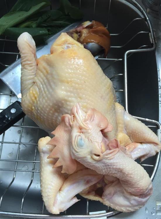粤菜师傅：白切鸡还得跟我学温水煮凉水冲做对了皮弹肉嫩必威 betway必威(图2)