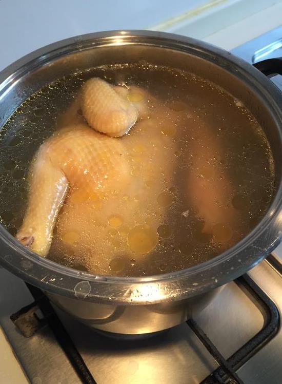 粤菜师傅：白切鸡还得跟我学温水煮凉水冲做对了皮弹肉嫩必威 betway必威(图3)