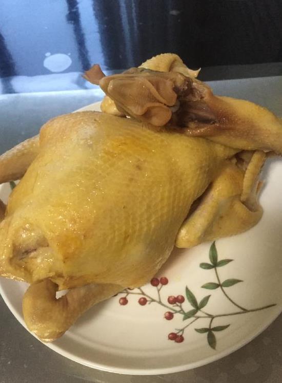粤菜师傅：白切鸡还得跟我学温水煮凉水冲做对了皮弹肉嫩必威 betway必威(图4)