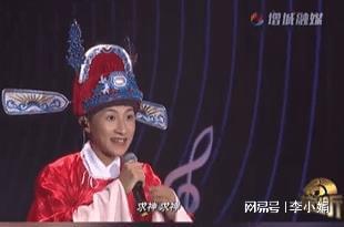 广州95后小伙子街头唱粤语小曲 人气高涨 背必威 betway必威后是(图3)
