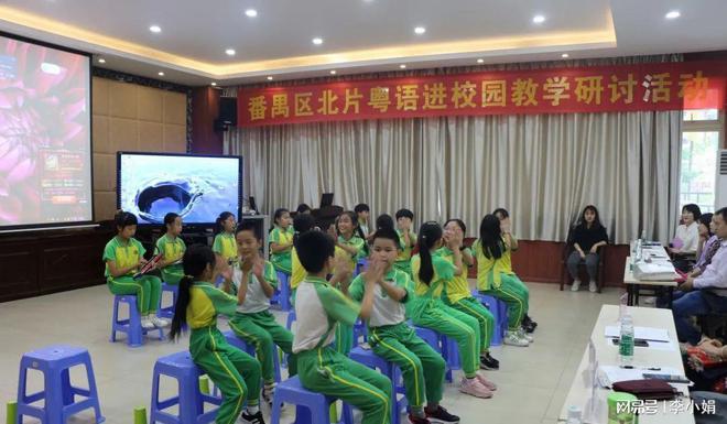 广州95后小伙子街头唱粤语小曲 人气高涨 背必威 betway必威后是(图6)